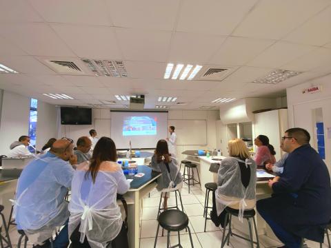 Professores participando de uma de nossas formações.