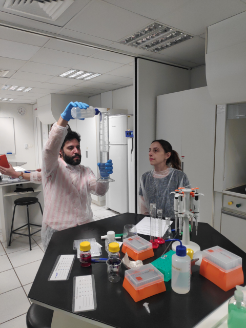 Dois professores diluindo tampão