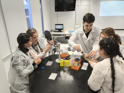 Estudantes sendo apresentas às micropipetas