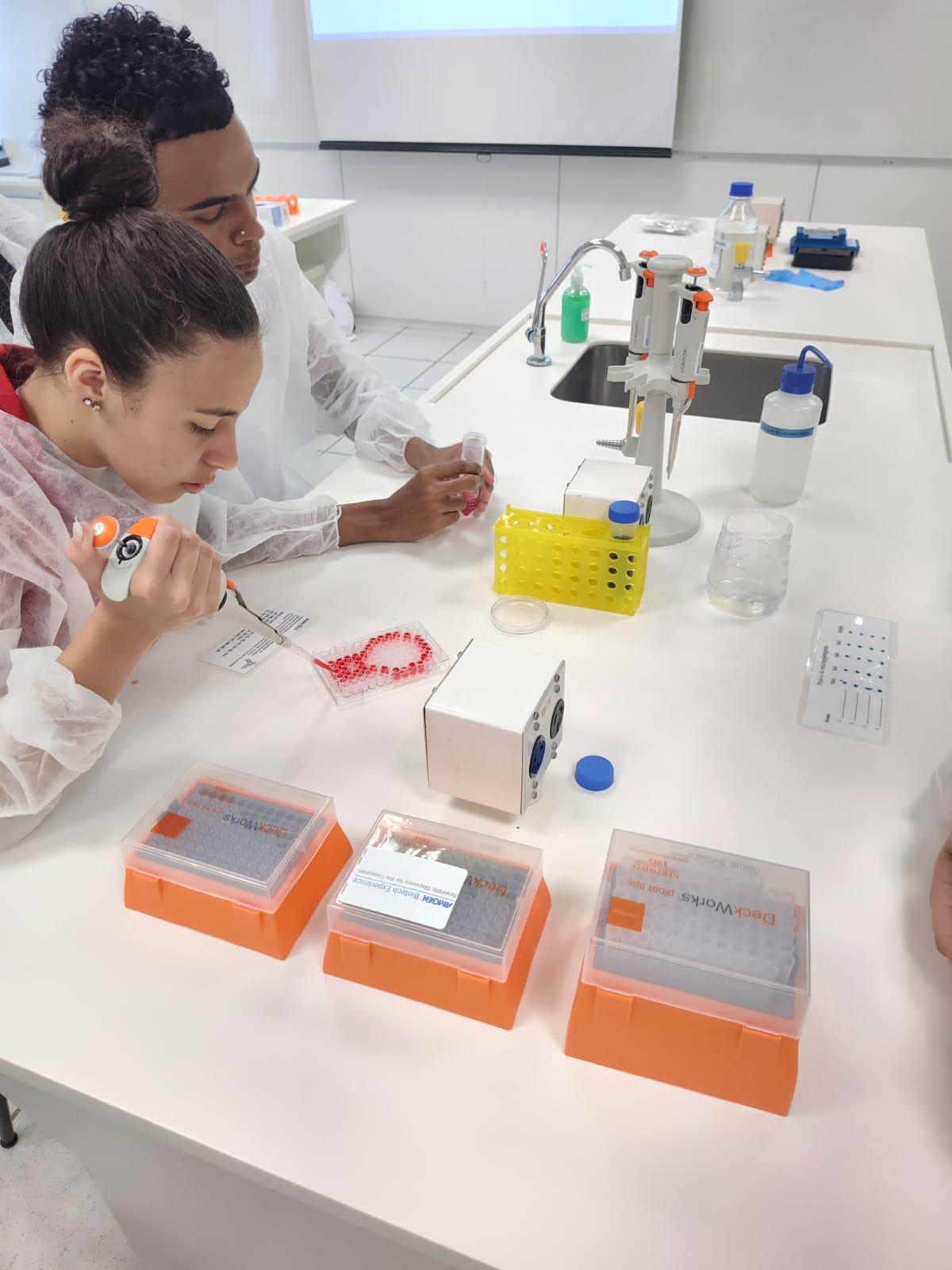 Estudantes praticando o manuseio da micropipeta