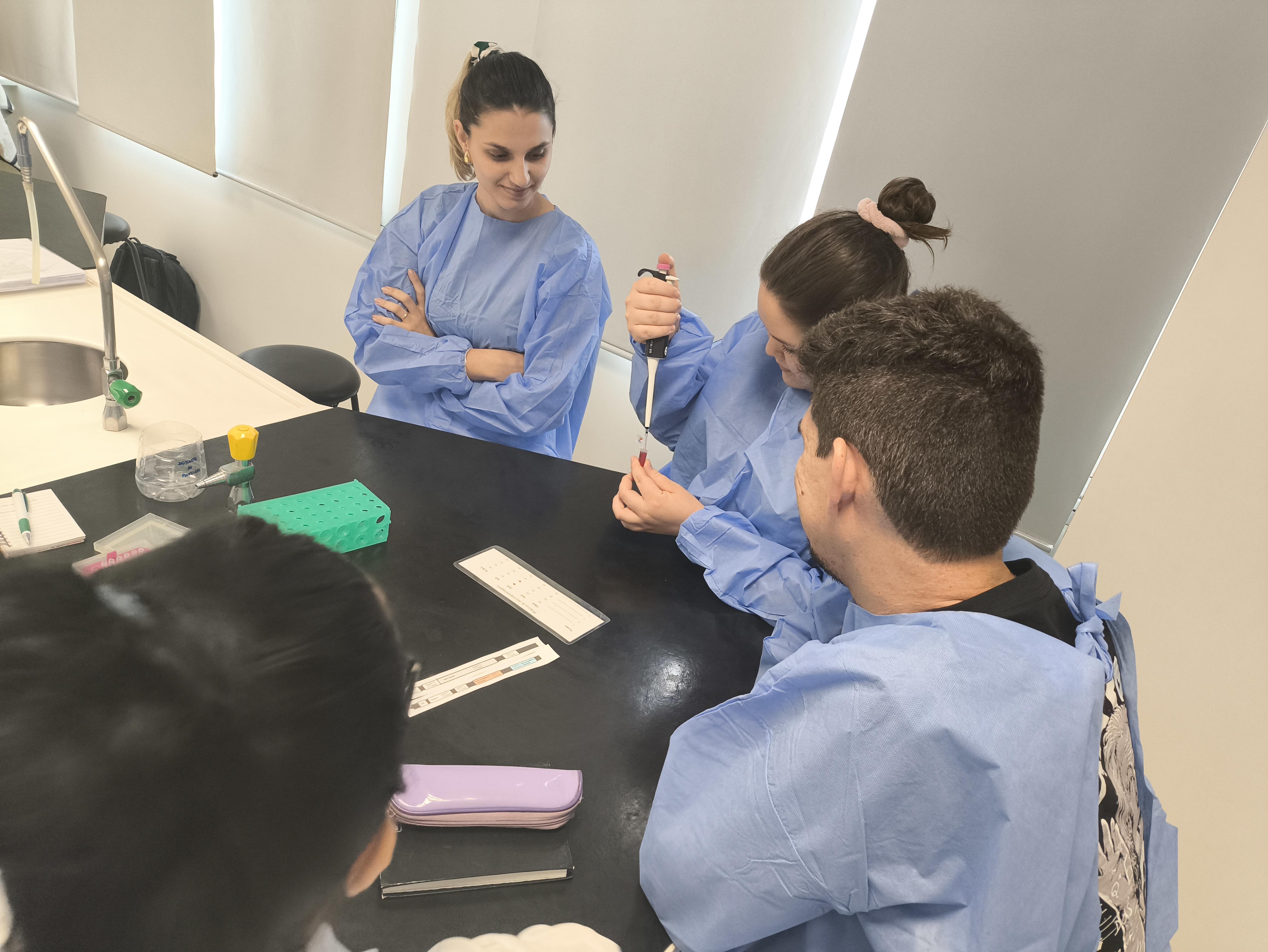 Estudantes sendo apresentados às micropipetas