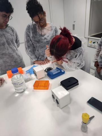 Estudantes preparando uma eletroforese.