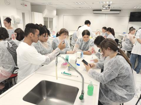 Estudantes aprendendo a utilizar as micropipetas