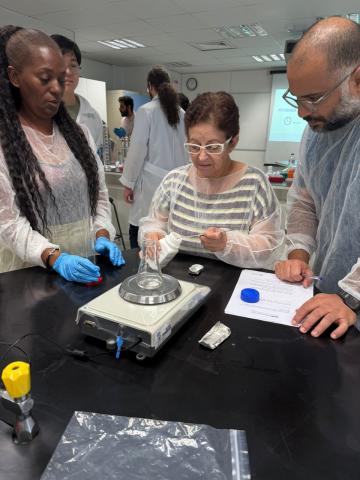 Professores medindo a quantidade de agarose que usarão para criar um gel