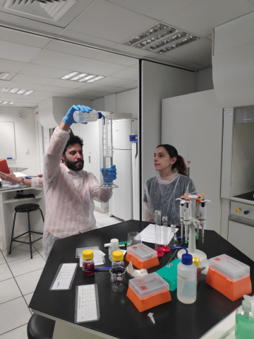 Dois professores diluindo tampão