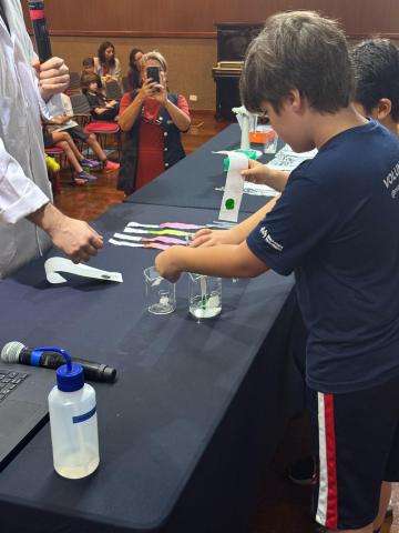 Crianças preparando a cromatografia em papel