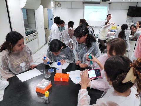 Alunos da Caritas Santa Suzana utilizando a micropipeta